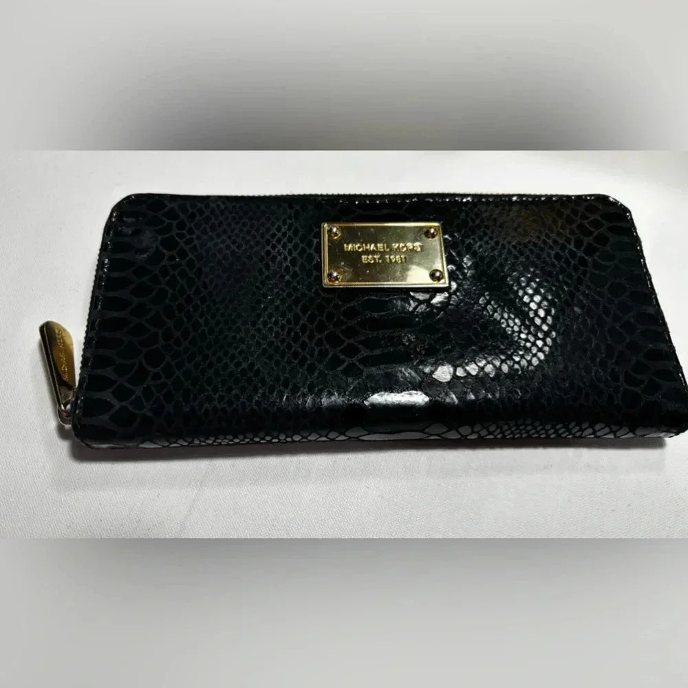 Michael Kors zippy wallet